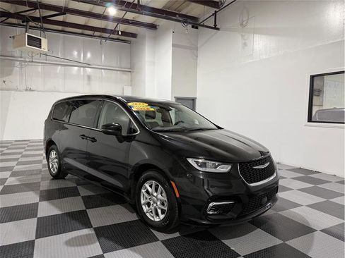 Used 2023 Chrysler Pacifica Touring-L image 2