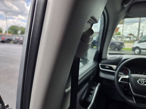 Used 2025 Toyota Highlander LE FWD image 32