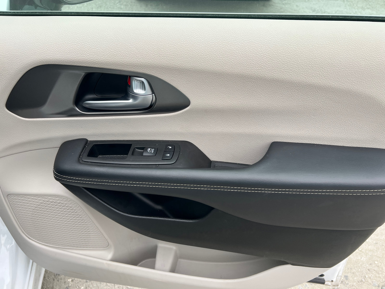 Used 2024 Chrysler Pacifica Touring-L FWD image 17
