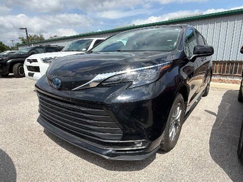 Used 2025 Toyota Sienna XLE image 9