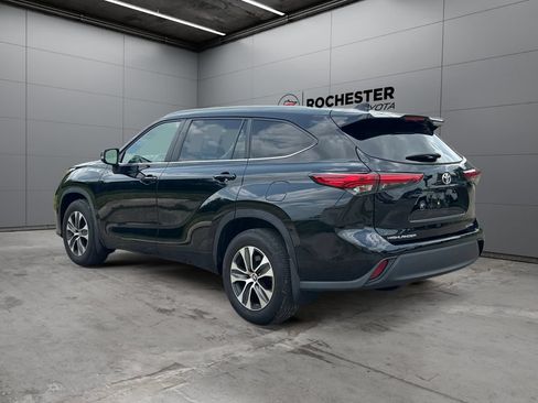 Used 2023 Toyota Highlander XLE AWD/4WD image 3