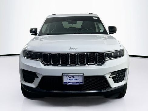 Used 2023 Jeep Grand Cherokee Laredo AWD/4WD image 2