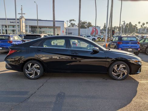New 2026 Hyundai Elantra Limited FWD image 5