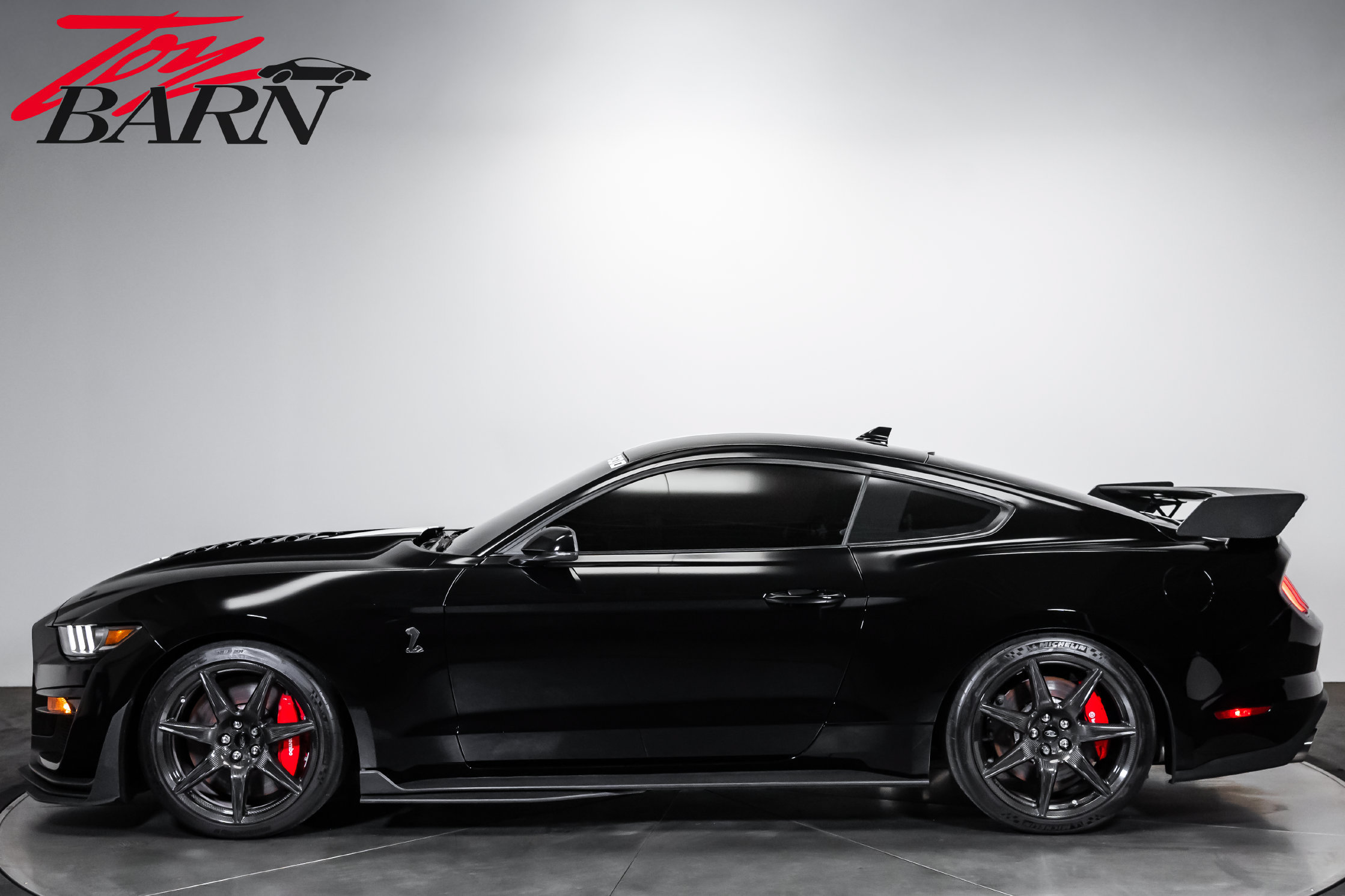 Used 2021 Ford Mustang Shelby GT500 w/ Carbon Fiber Track Pack RWD image 2