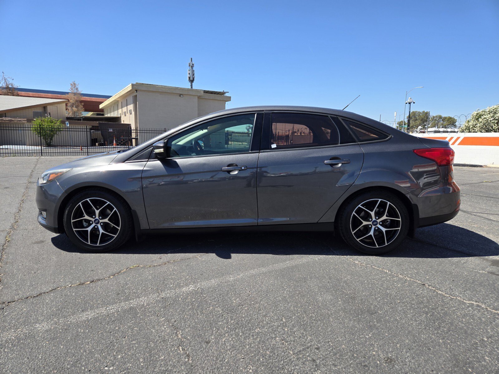 Used 2017 Ford Focus SE FWD image 2