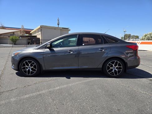 Used 2017 Ford Focus SE FWD image 2