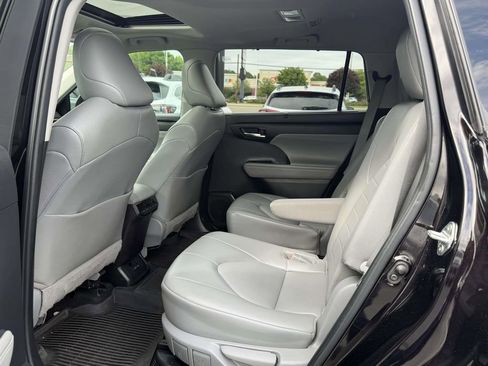 Used 2022 Toyota Highlander XLE FWD image 15