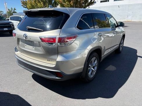 Certified 2016 Toyota Highlander Plus AWD/4WD image 2
