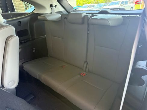 Used 2023 Toyota Highlander XLE image 6