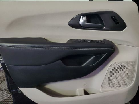 Used 2024 Chrysler Pacifica Touring-L image 13