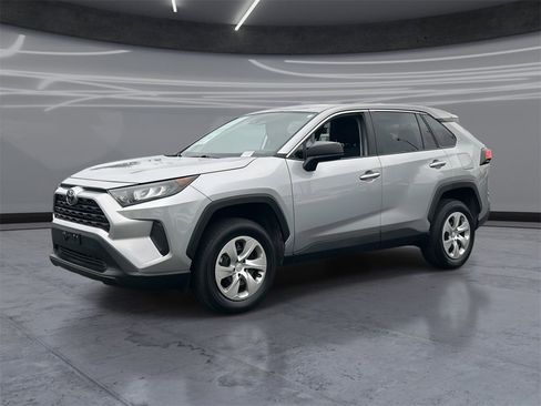Used 2022 Toyota RAV4 LE image 1
