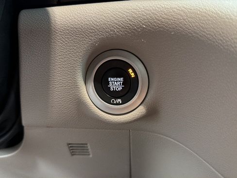 Used 2024 Chrysler Pacifica Touring-L FWD image 24