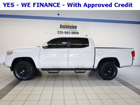 Used 2017 Toyota Tacoma SR image 3