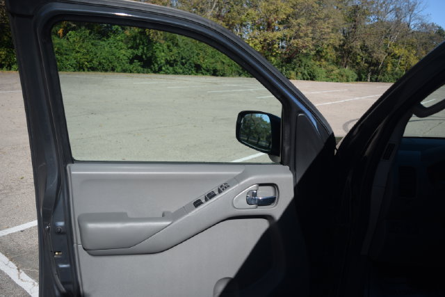 Used 2010 Nissan Frontier SE AWD/4WD image 11