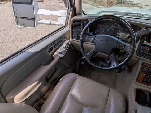 Used 2006 Chevrolet Silverado 3500 LT w/ Onstar Plus Package AWD/4WD image 17
