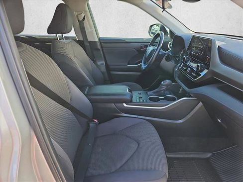 Used 2023 Toyota Highlander LE FWD image 27