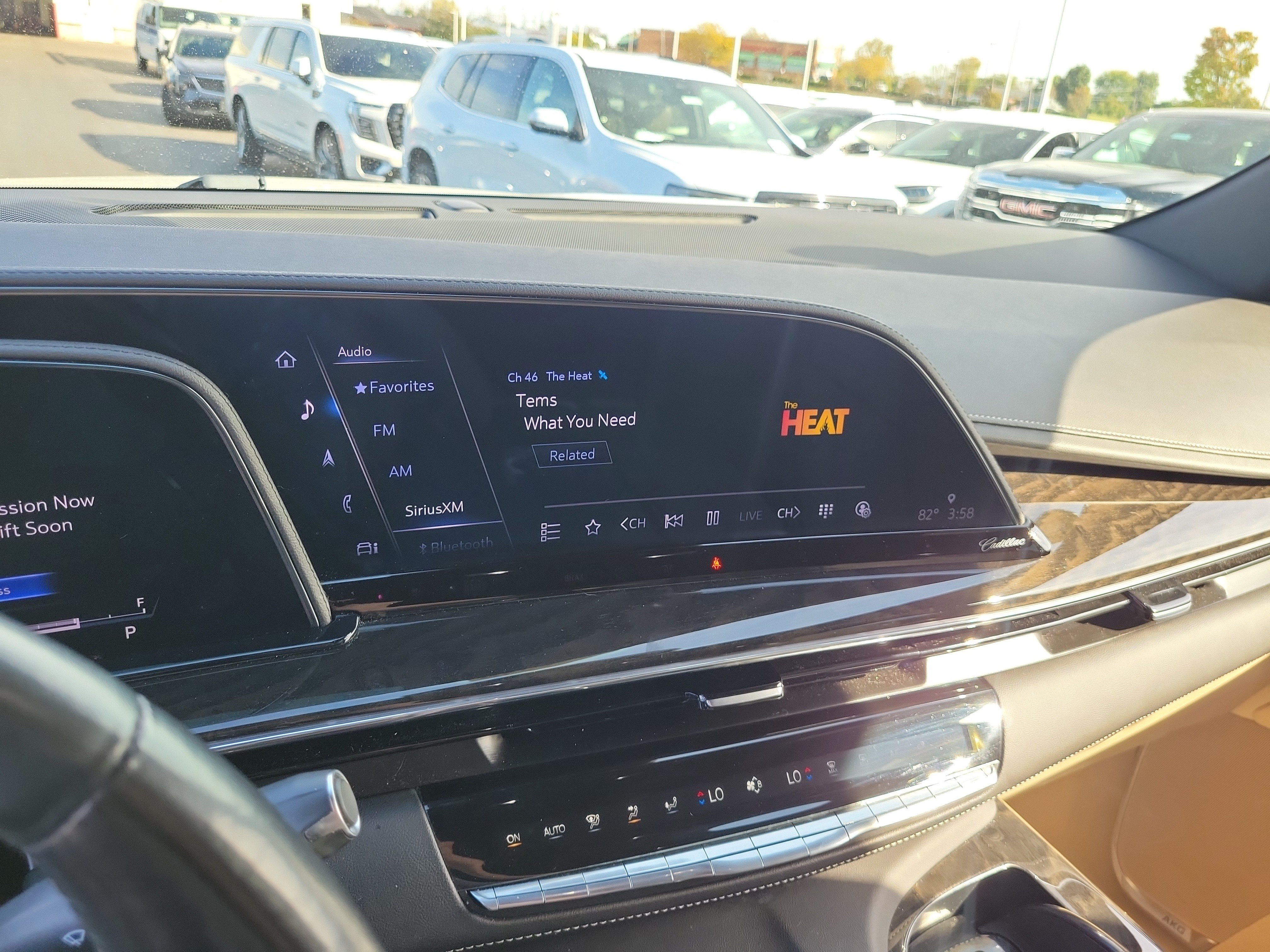 Used 2023 Cadillac Escalade Premium Luxury w/ Performance Package AWD/4WD image 29