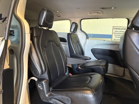 Used 2024 Chrysler Pacifica Touring-L FWD image 21