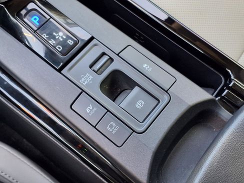 Used 2025 Toyota Prius XLE image 19