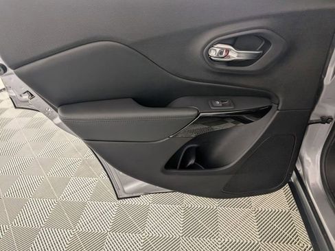 Used 2020 Jeep Cherokee Latitude Plus image 25