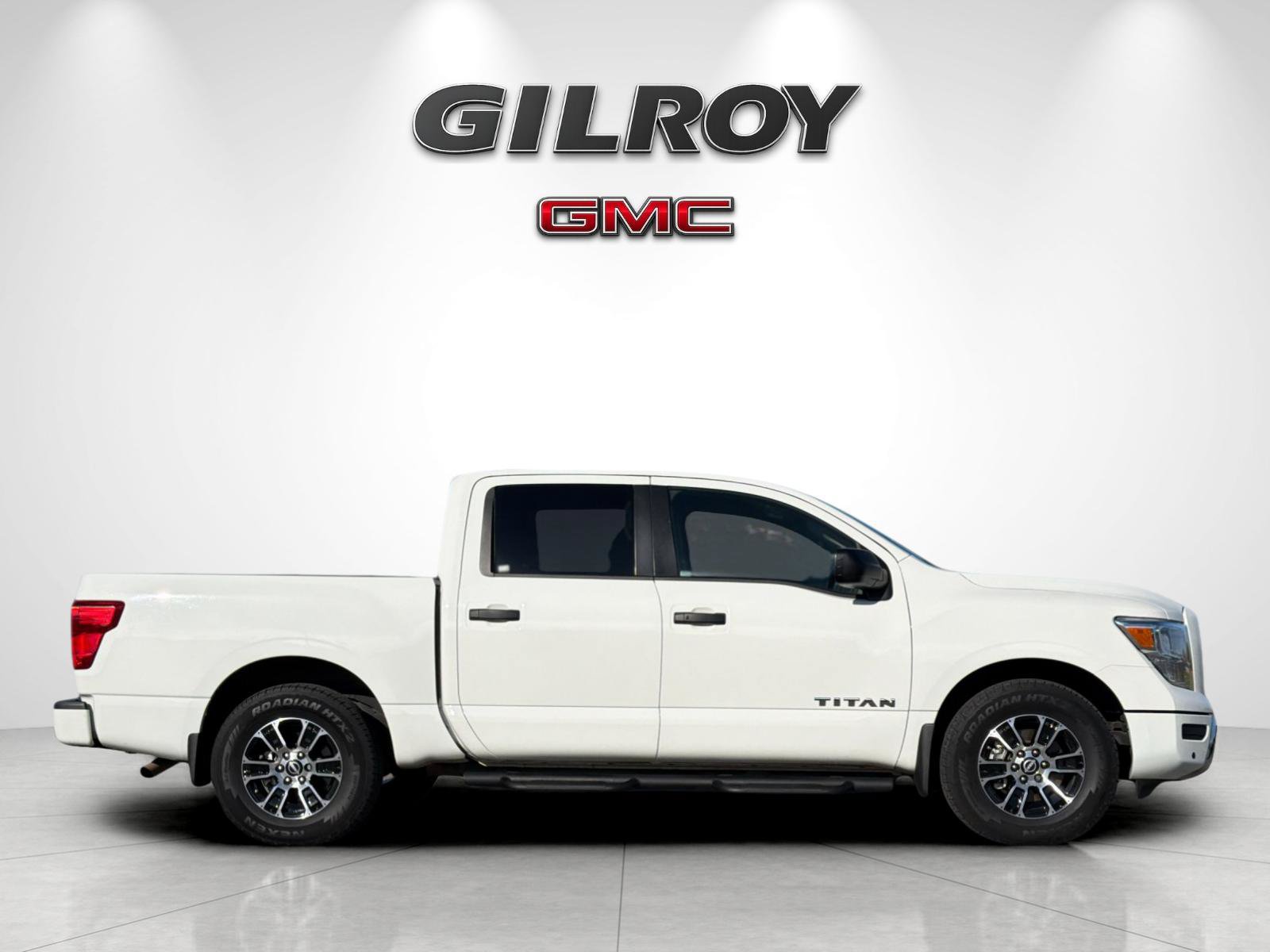 Used 2024 Nissan Titan SV w/ SV Convenience Package RWD image 2