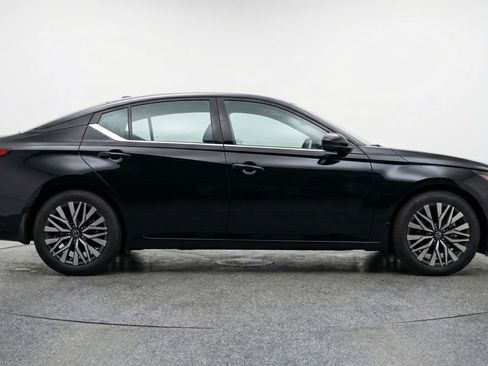 Used 2025 Nissan Altima 2.5 SV FWD image 11