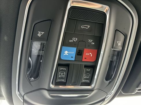 Used 2023 Jeep Grand Cherokee Altitude image 21