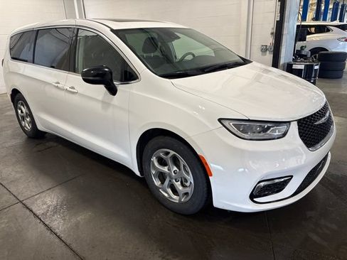Used 2024 Chrysler Pacifica Limited FWD image 3