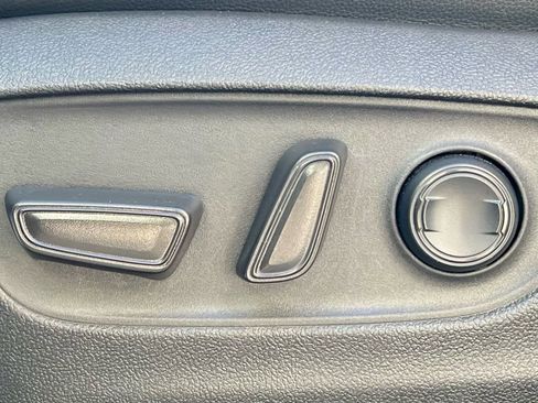 Used 2024 Toyota Highlander XLE image 28