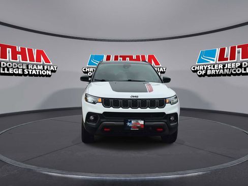 Used 2025 Jeep Compass Trailhawk w/ Trailer Tow Group AWD/4WD image 3