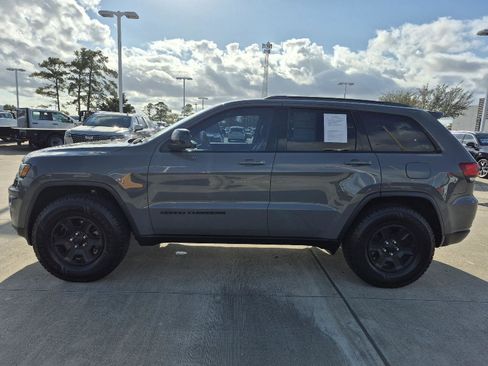 Used 2019 Jeep Grand Cherokee Laredo image 2