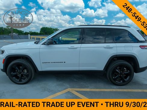 Used 2023 Jeep Grand Cherokee Altitude AWD/4WD image 2