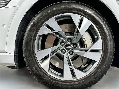 Used 2023 Audi e-tron Premium w/ Convenience Plus Package image 11