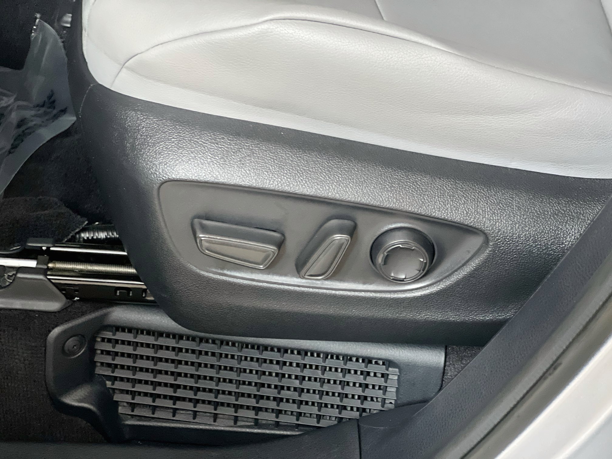 Used 2025 Toyota Sienna XLE w/ XLE Plus Package FWD image 16