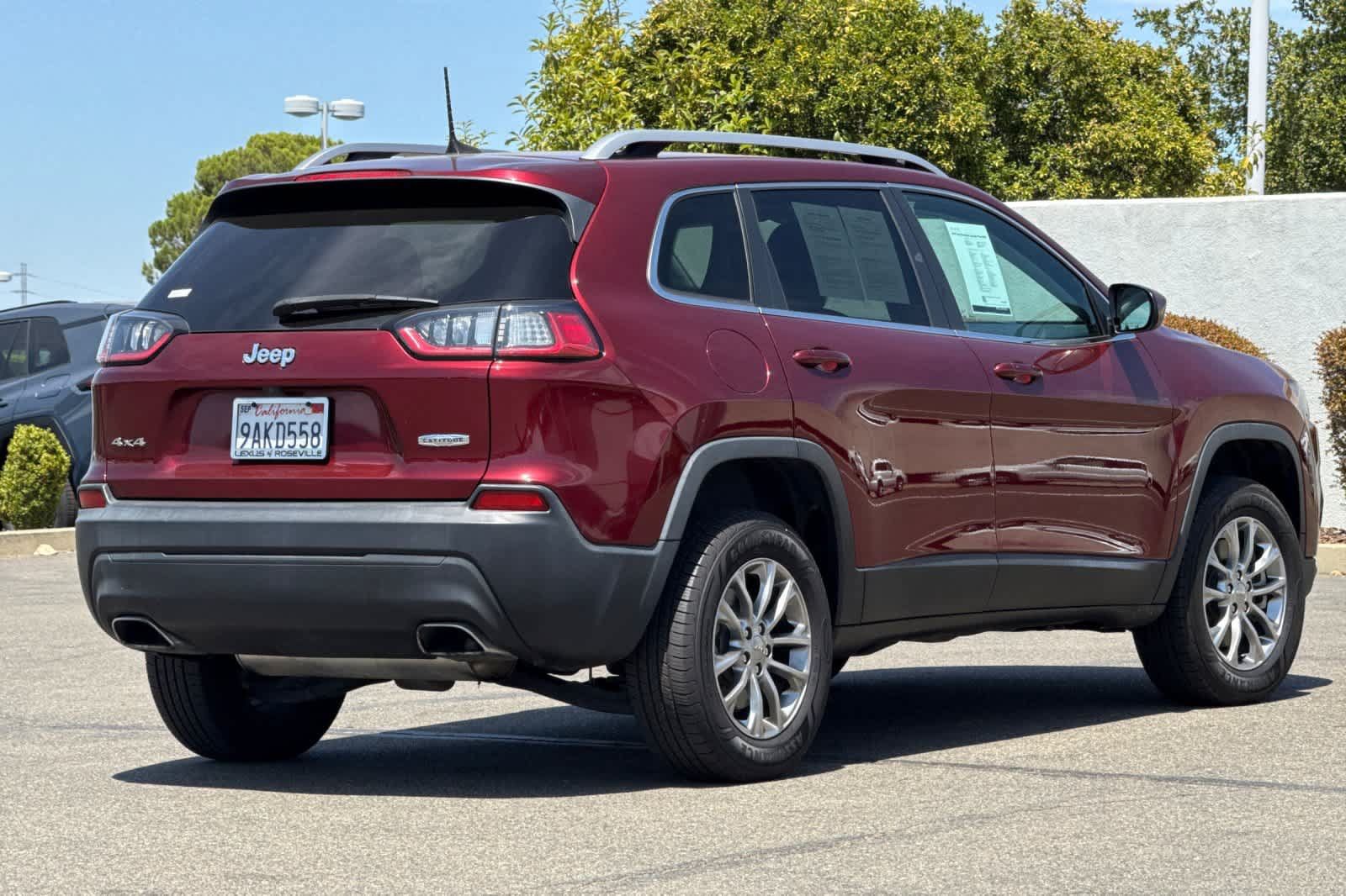 Used 2019 Jeep Cherokee Latitude Plus w/ Cold Weather Group AWD/4WD image 2