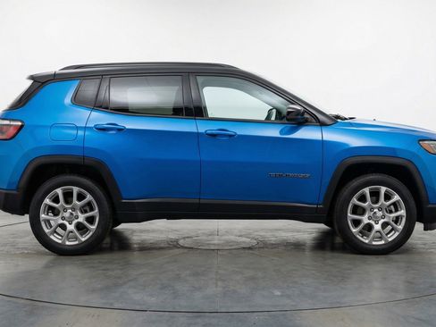 Used 2025 Jeep Compass Limited image 11