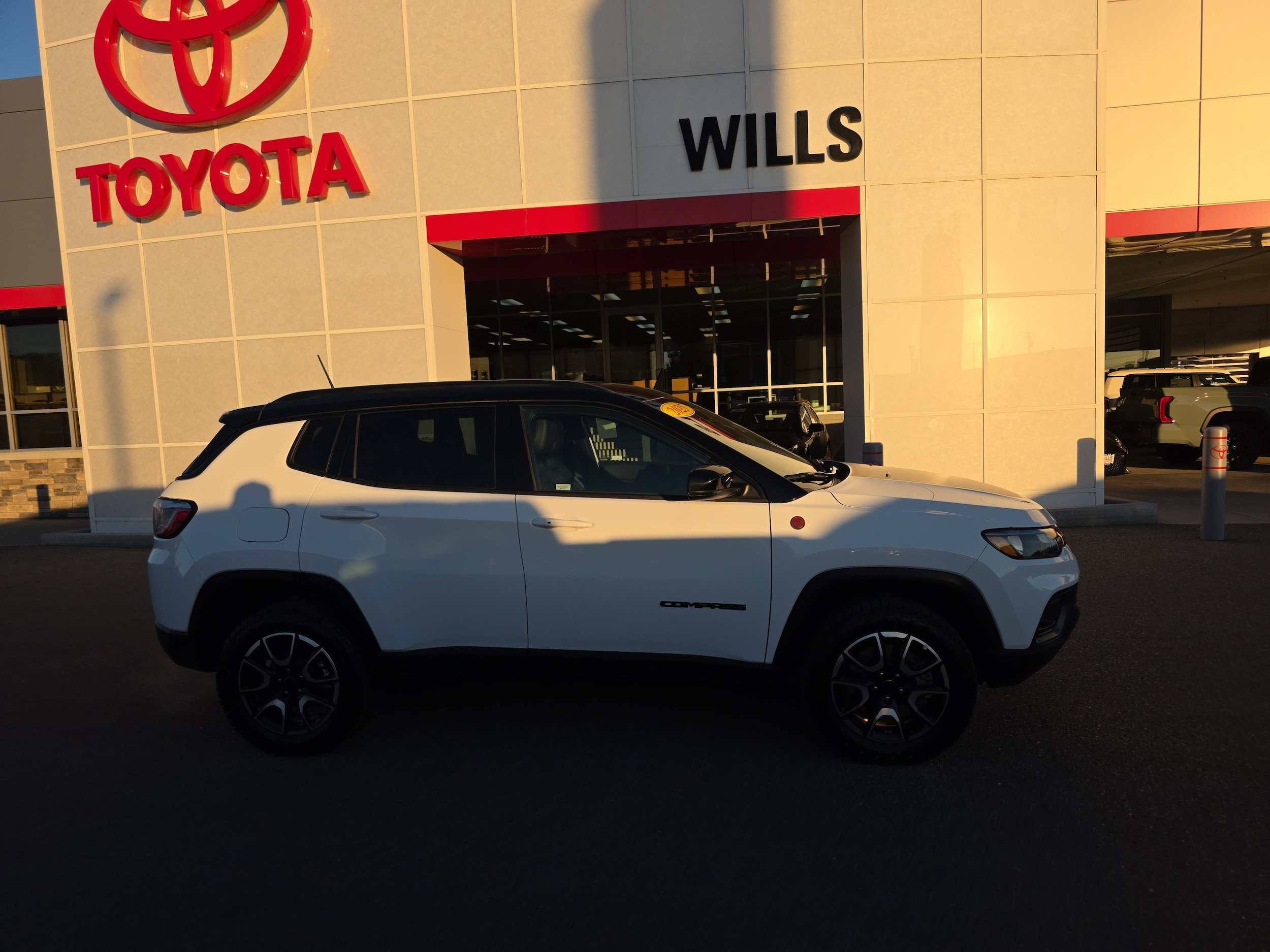 Used 2025 Jeep Compass Trailhawk AWD/4WD image 1