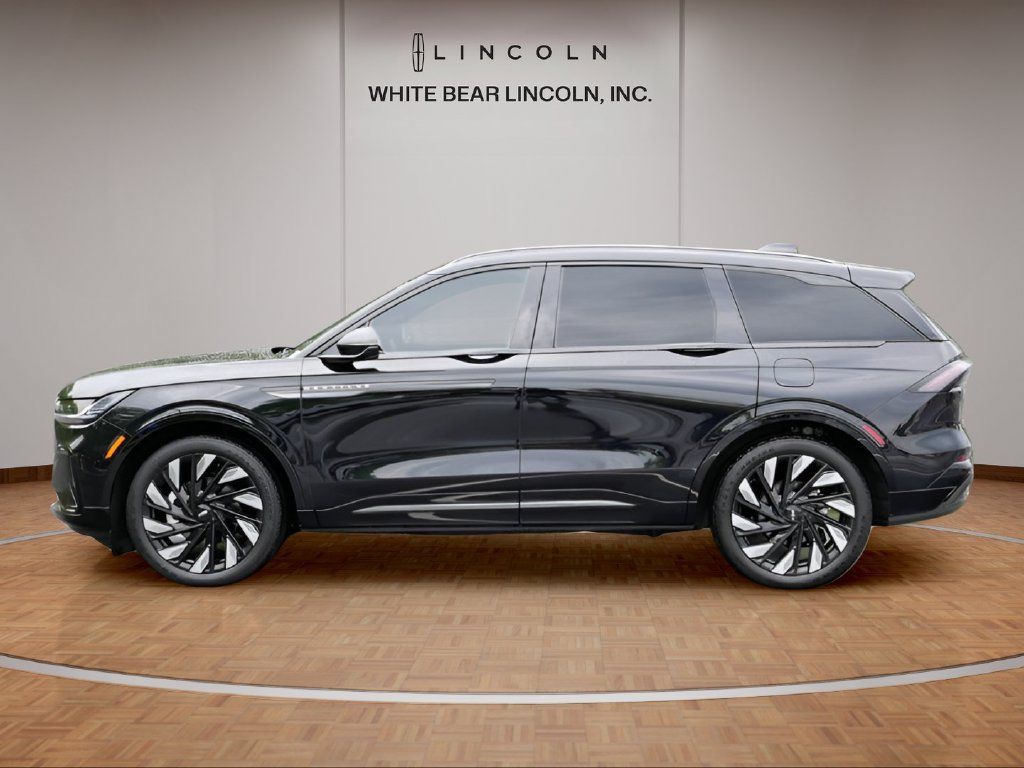 Used 2025 Lincoln Nautilus Reserve AWD/4WD image 8