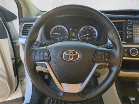 Used 2019 Toyota Highlander XLE image 12