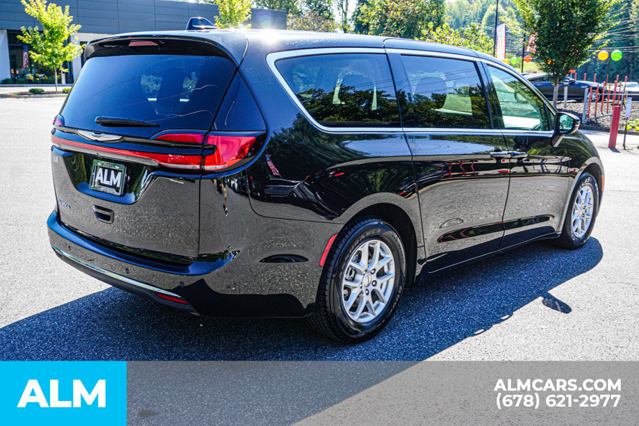 Used 2023 Chrysler Pacifica Touring-L FWD image 5