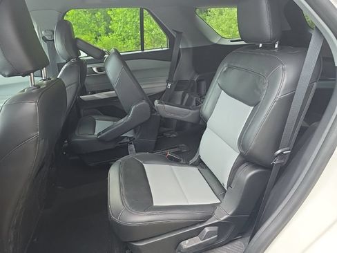 Used 2022 Ford Explorer XLT w/ XLT Sport Appearance Package AWD/4WD image 14