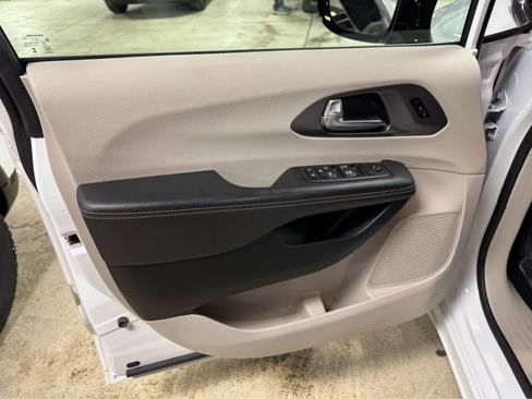 Used 2024 Chrysler Pacifica Touring-L image 16