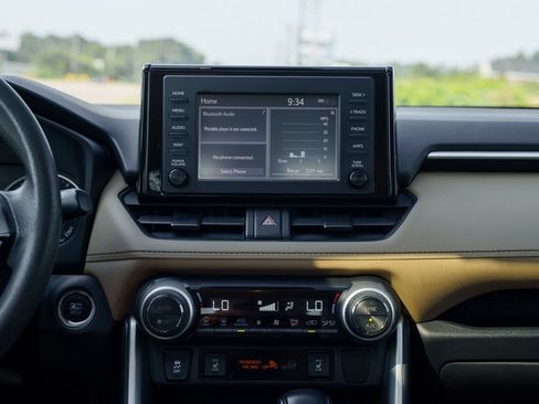 Used 2019 Toyota RAV4 XLE w/ Convenience Package FWD image 33