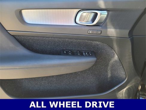 Used 2019 Volvo XC40 T5 Momentum image 18