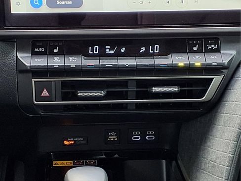 Used 2025 Toyota Camry XLE FWD image 15