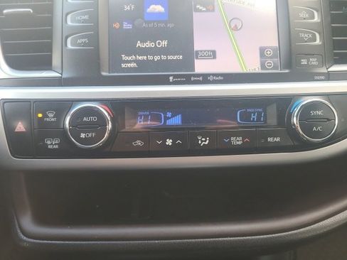 Used 2019 Toyota Highlander XLE image 27