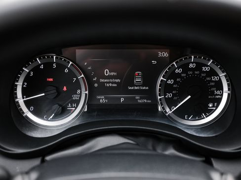 Used 2023 Toyota Highlander LE image 21