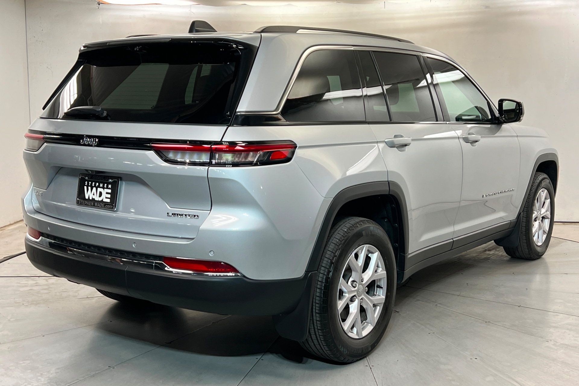 Used 2022 Jeep Grand Cherokee Limited w/ Luxury Tech Group II AWD/4WD image 6