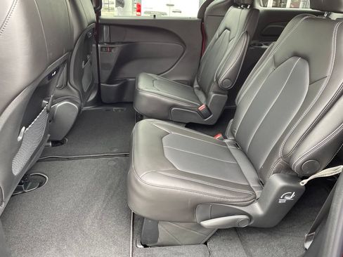New 2026 Chrysler Pacifica Select AWD/4WD image 12