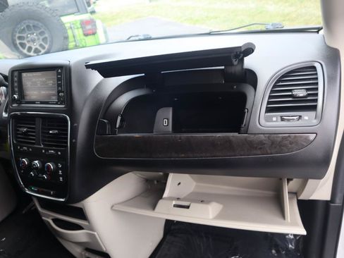 Used 2019 Dodge Grand Caravan SE w/ UConnect Hands-Free Group FWD image 36